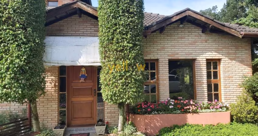Casa em Arujázinho: 3 Suítes, 5 Banheiros - R$2.300.000