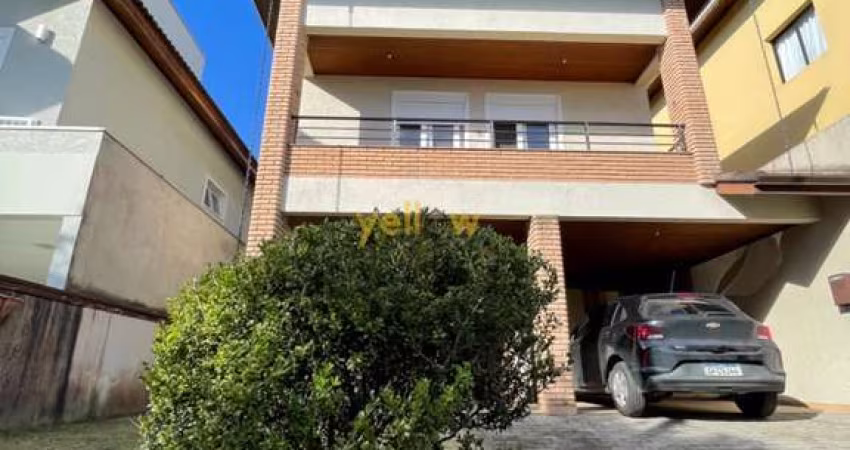 Casa em Arujazinho IV: 4 Dormitórios em Condomínio Fechado