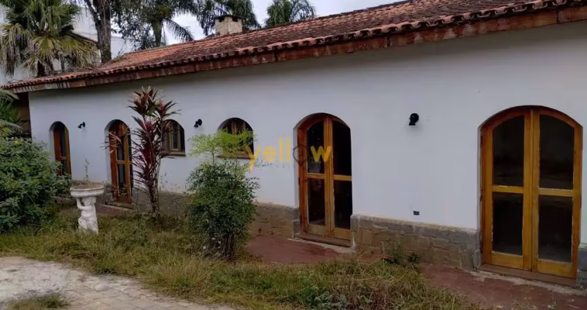 Casa em condomínio fechado em arujazinho i com 350m² de área útil - venda por r$1.350.000,00. perfeita para quem deseja fazer retrofit.