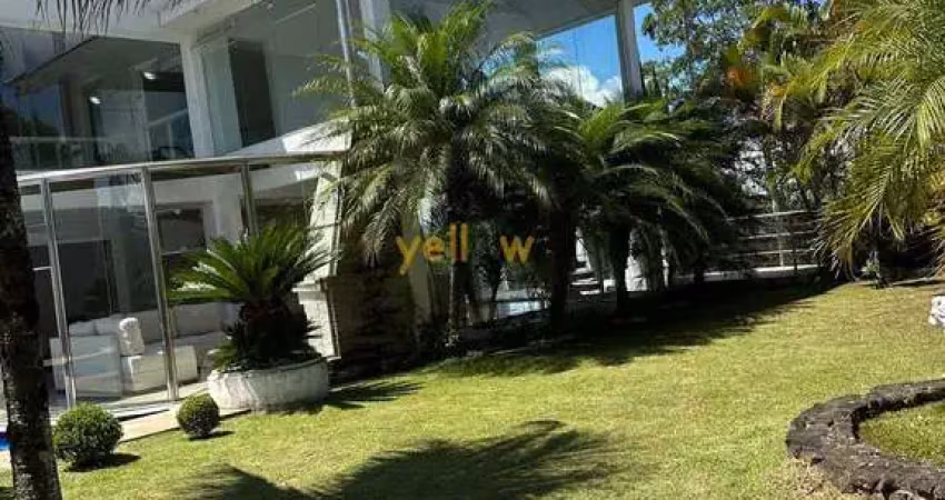 Casa em condomínio fechado em Arujá: 4 suítes, 7 banheiros. Luxo e segurança por R$ 8.000.000.