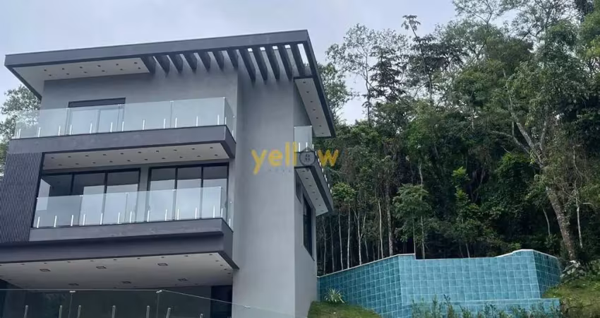 Casa de Luxo em Aruã - 4 Suítes e 500m² à Venda