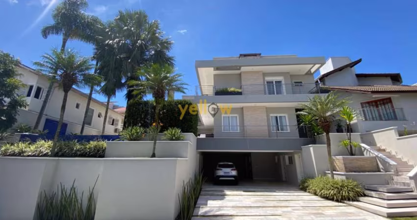 &lt;p&gt;Descubra o seu novo lar no exclusivo Condomínio Arujá 5, uma verdadeira joia localizada em Arujá. Esta impressionante casa em condomínio fechado conta com 5 dormitórios, sendo 4 suítes, proje