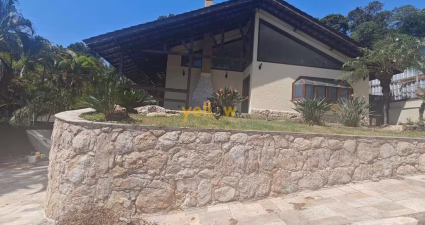 Casa em Arujázinho IV: 3 Dorms, 2 Suítes, 330m² por R$2,5M