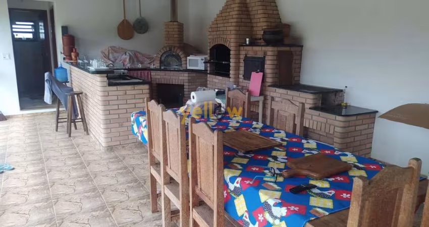 Chácara em Jardim das Acácias, Santa Isabel: 300m², 3 dorms, 1 suíte, 3 banheiros. Venda por R$ 1200. Aproveite!