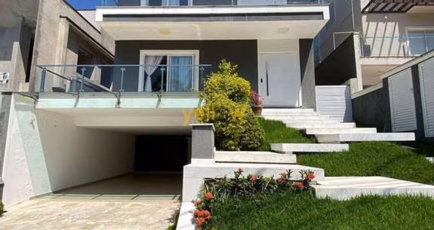 Casa Luxuosa em Condomínio em Arujá: 3 Suítes e 300m²