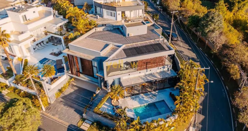 Casa Luxuosa em Arujá: 4 Suítes em Condomínio Fechado