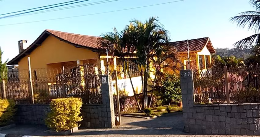 Casa à Venda em Jordanópolis, Arujá: 4 Dormitórios e 500m²
