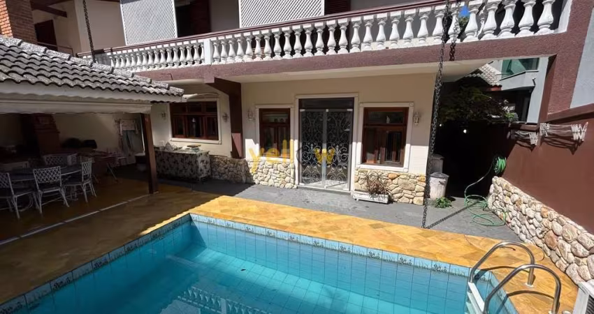 Casa no Condominio V em Arujá: 3 Suítes, 245m² por R$2.000.000