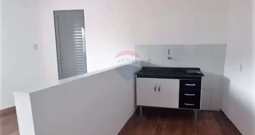 'conforto e praticidade: seu lar reformado! alugue já uma casa com 1 dormitório e 1 suíte