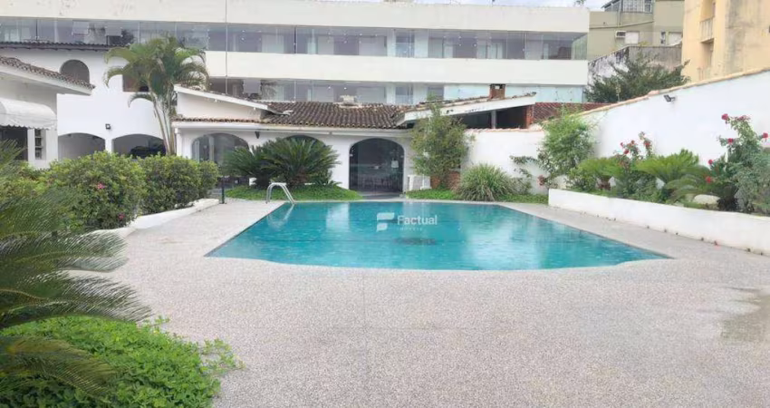 Casa à venda na Praia da Enseada - Guarujá/SP.