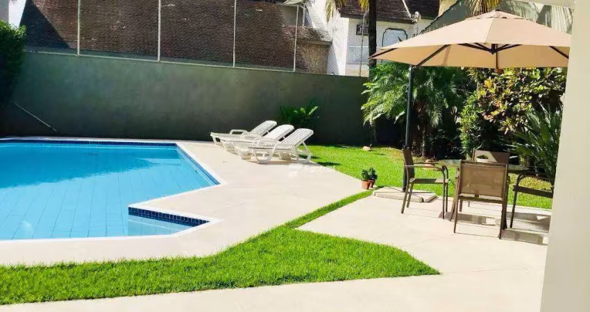 Casa de alto padrão no condomínio acapulco – 4 suítes, piscina e lazer completo