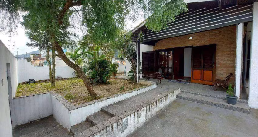 Espaçosa casa térrea com 03 dormitórios na praia da enseada!! oportunidade!! ampla área externa e quintal! lado bairro!!