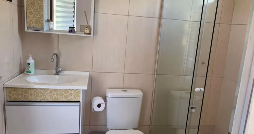 Casa toda murada com amplo estacionamento e uma edícula no fundo