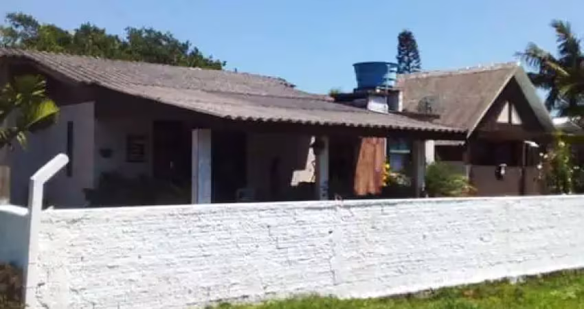 Casa de 3 dormitórios, sendo 1 suíte, mais chalé de 1 dormitório, piscina; no ce