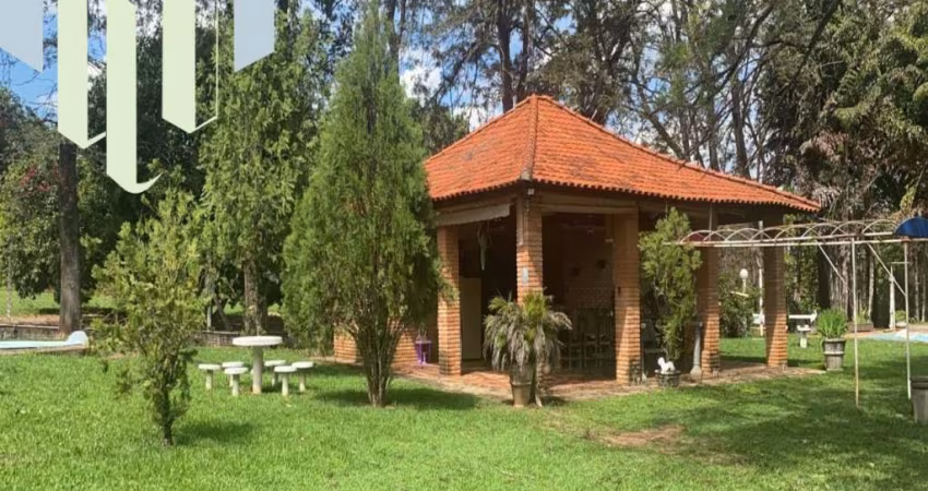 Chácara à venda  condomínio Sta Gertrudes  zona Leste de Marília  5.000 m2,,com área de lazer , campo de futebol,piscina ,casa 03 com dormitórios.