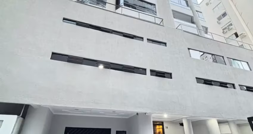 Apartamento com 3 quartos  mobiliado e equipado na quadra mar