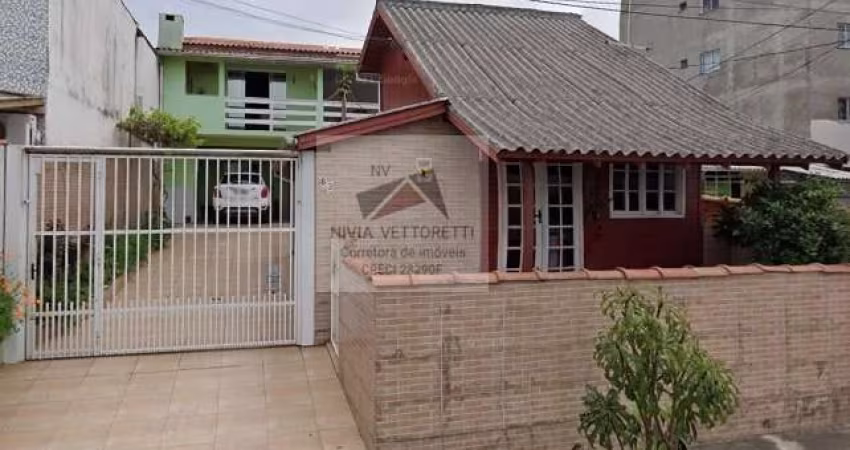 Casa + 3 apartamentos!