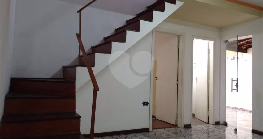 Sobrado com 5 dormitórios.