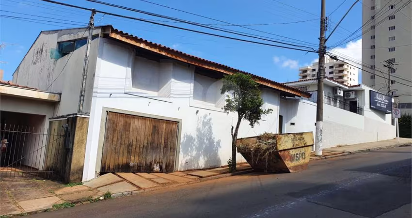 Casa térrea com 5 dormitórios, sendo 2 suítes.