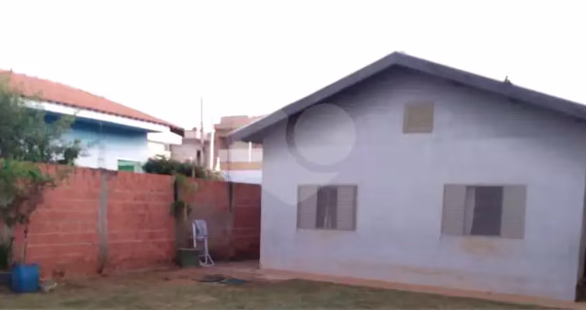 Casa térrea no Jardim Embaré.