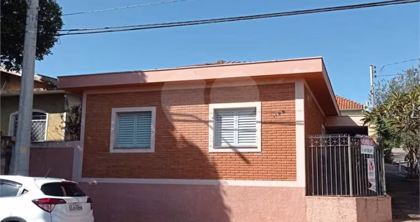 Linda casa no centro com 3 quartos.