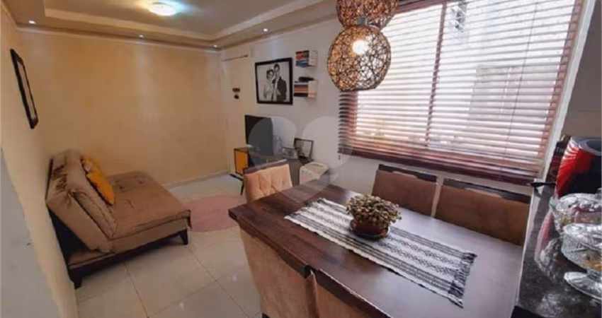 Apartamento no Condomínio Monte Azul .