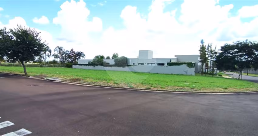 Terreno no Condomínio Damha Golf.