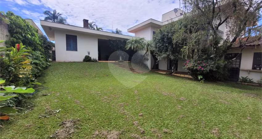 Casa à Venda . Aceita Permuta por Apto. ou Casa ,em Condomínio na Cidade São Paulo ou Bauru.