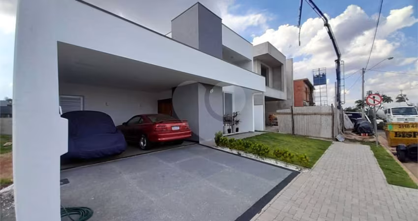 Belíssima Casa à Venda no Condomínio Damha IV