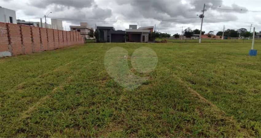 Terreno à Venda em São Carlos, no bairro Residencial Samambaia