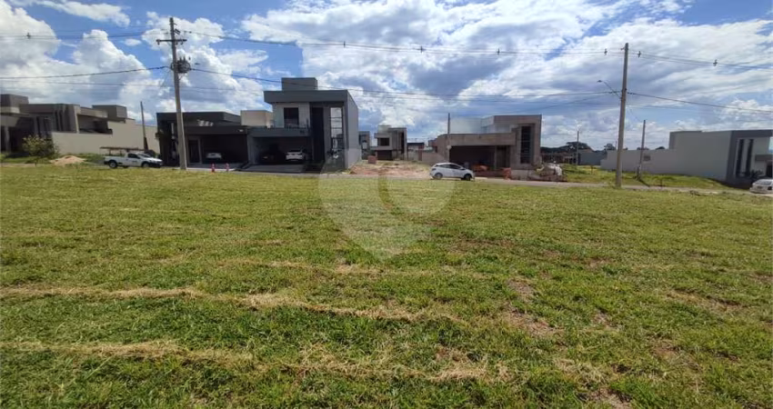 Lote à Venda em São Carlos, no Condomínio Villeneuve I