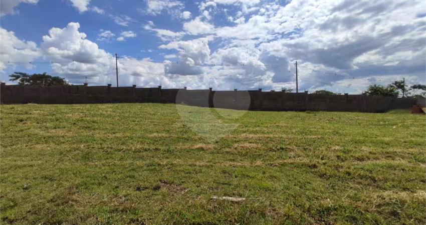 Lote à Venda em São Carlos, no Condomínio Villeneuve I