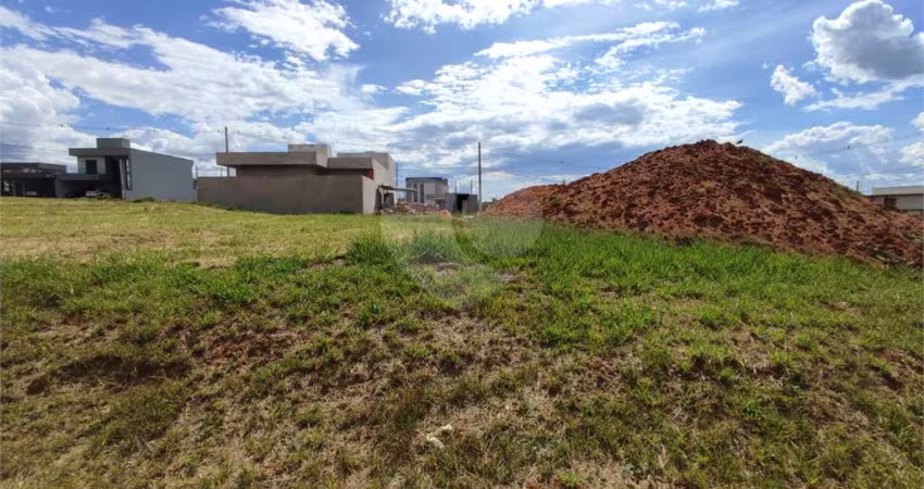 Lote à Venda em São Carlos, no Condomínio Villeneuve I