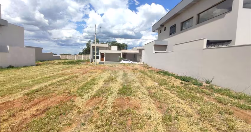 Lote à Venda em São Carlos, no Condomínio Villeneuve I