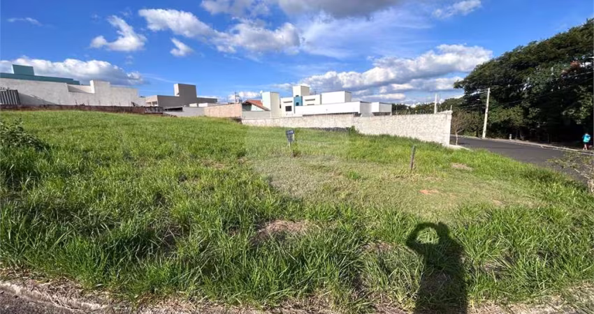Terreno amplo localizado  a venda.