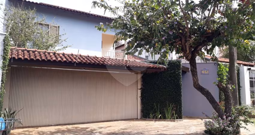 Sobrado com quintal amplo e arborizado a venda