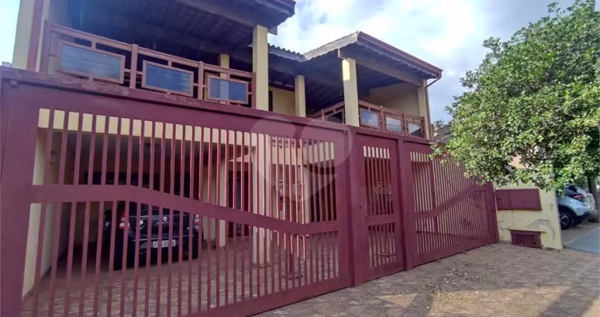 Sobrado espaçoso com 3 quartos,no parque fehr á venda!