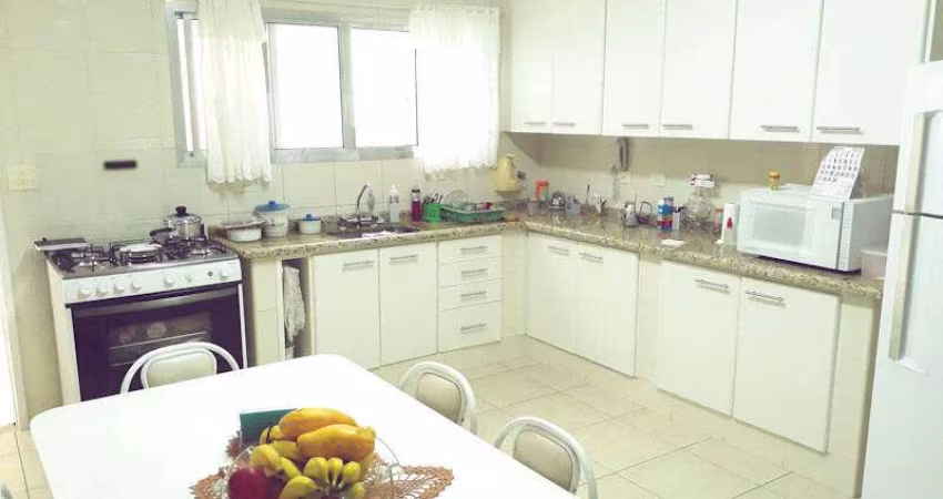 Casa com 3 dormitórios, Suíte, cômodos grandes e espaço Gourmet.