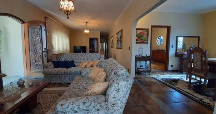 Sobrado com 4 dormitórios, sendo 2 suítes, sala de estar, sala de jantar, sala de TV,  - FL22