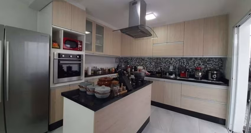 Linda casa Térrea, Reformada, 2 dorms, 2 Wc, 4 vagas e lazer - FL22
