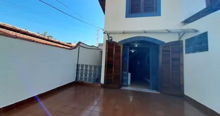Vendo sobrado,  3 quartos, 1 suite, 2 vagas, quintal - fl22