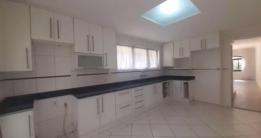 Casa em condomínio com 3 dormitórios e 2 vagas. FL15