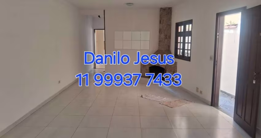 Sobrado com 3 dormitórios sendo uma suíte, 3 vagas e quintal.