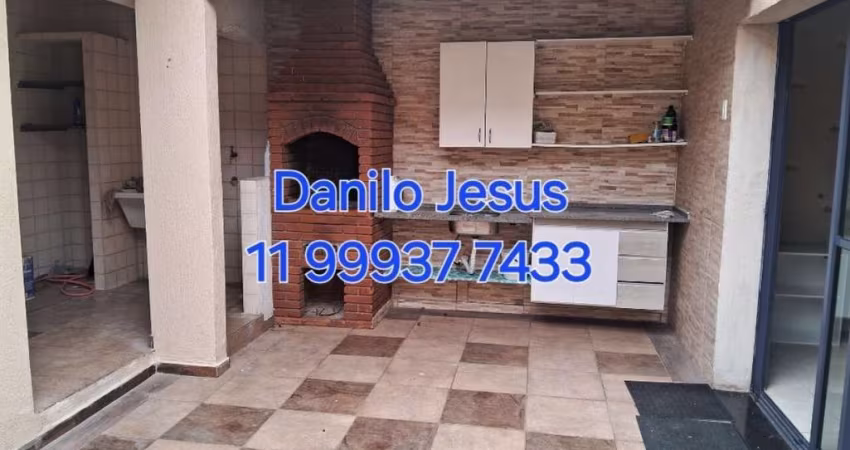 Casa com 3 dormitórios, quintal com churrasqueira, at condicionado e 2 vagas. FL51