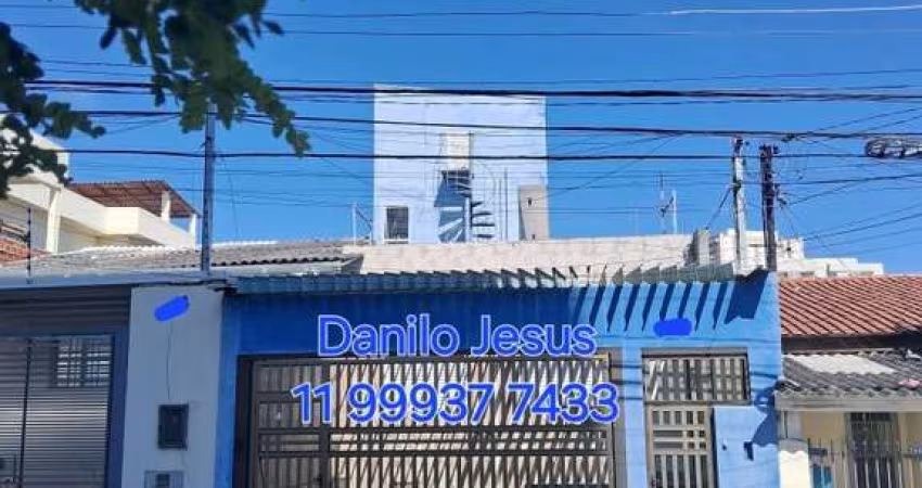 Casa com 2 suítes, quintal,  edicula e 1 vaga de garagem.  FL51