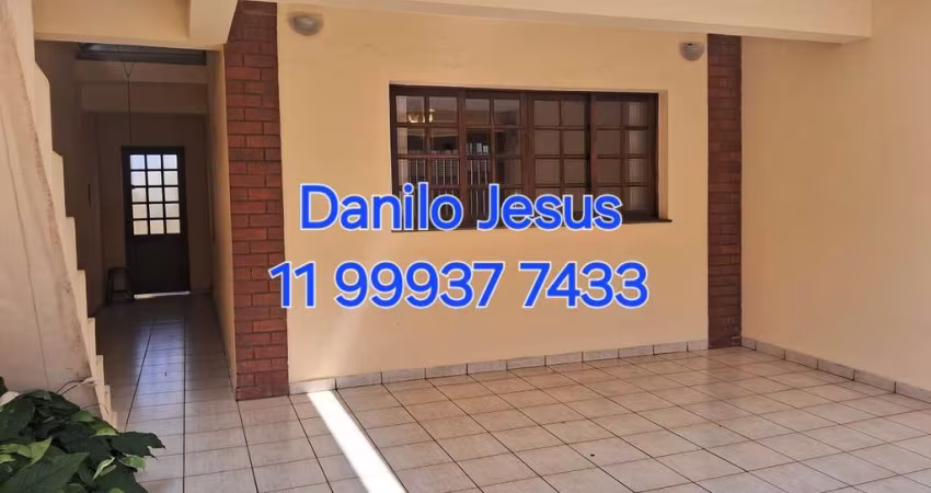 Casa com 3 dormitórios, 2 vagas, 4 banheiros. FL51