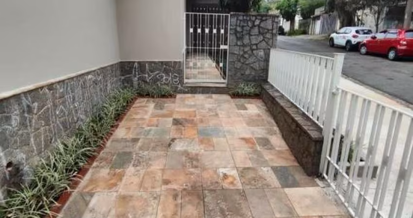Casa térrea próxima de comércios.