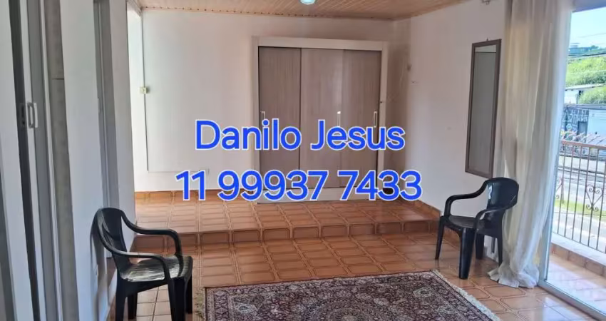Casa com 4 dormitórios sendo 3 suítes, mobiliado, sem vaga de garagem. FL51