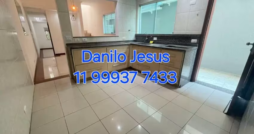Casa com 3 dormitórios sendo 1 suíte 4 banheiros e 2 vagas. FL51