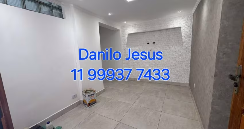 Casa com 2 dormitórios, 2 banheiros e 1 vaga compartilhada. FL51